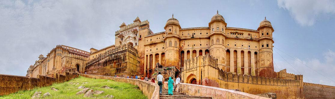 Qutub Minar in Delhi, a UNESCO World Heritage Site and one of the best monuments for historical sightseeing Qutub Minar – Historic Marvel Among the Top 10 Must Visit Places in Delhi